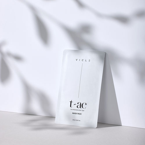절제된 흰 배경에 식물 그림자가 드리워진 공간 속 Vicle 마스크팩 단독 이미지 A single Vicle mask pack placed against a clean white background with soft plant shadows