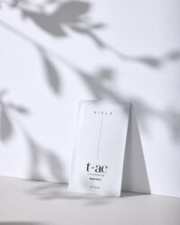 절제된 흰 배경에 식물 그림자가 드리워진 공간 속 Vicle 마스크팩 단독 이미지 A single Vicle mask pack placed against a clean white background with soft plant shadows