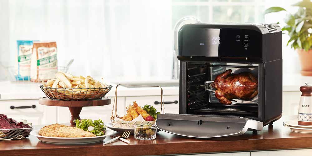 제니퍼룸 에어프라이어에서 조리 중인 로티세리 치킨과 감자튀김, 튀김 요리가 놓인 주방 테이블 정면 뷰 Jenniferroom air fryer with rotisserie chicken, fries, and fried food on kitchen table front view