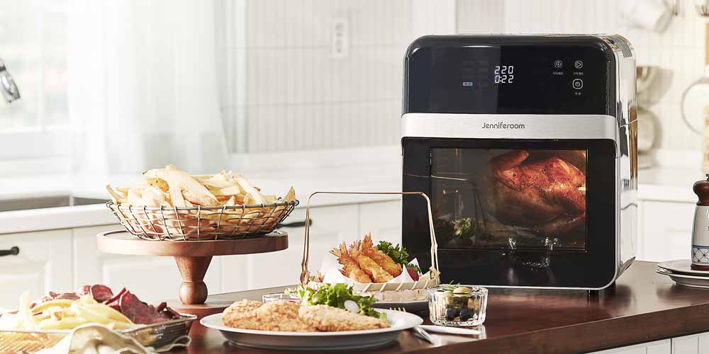 제니퍼룸 에어프라이어에서 구워지는 로티세리 치킨과 감자튀김, 튀김 요리가 놓인 주방 테이블 측면 뷰 Jenniferroom air fryer with rotisserie chicken, fries, and fried food on kitchen table side view