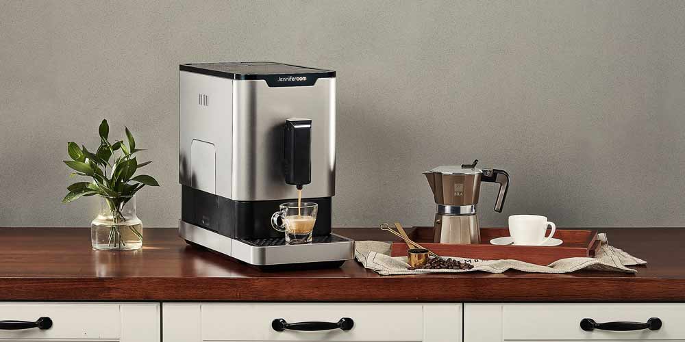 제니퍼룸 전자동 커피머신이 주방 테이블 위에서 에스프레소를 추출하는 장면 Jenniferroom automatic coffee machine brewing espresso on kitchen counter