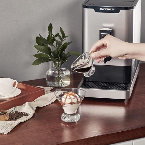 제니퍼룸 전자동 커피머신 앞에서 바닐라 아이스크림 위에 에스프레소를 붓는 장면 Jenniferroom automatic coffee machine making affogato by pouring espresso over vanilla ice cream
