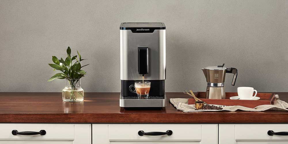 제니퍼룸 전자동 커피머신이 주방 테이블 위에서 에스프레소를 추출하는 정면 장면 Jenniferroom automatic coffee machine brewing espresso, front view