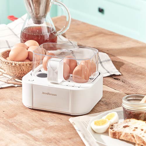 제니퍼룸 계란 찜기와 삶은 계란, 빵, 잼이 함께 놓인 테이블 클로즈업 컷 Close-up of Jenniferroom egg boiler with boiled eggs, bread, and jam on a breakfast table
