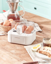 제니퍼룸 계란 찜기와 삶은 계란, 빵, 잼이 함께 놓인 테이블 클로즈업 컷 Close-up of Jenniferroom egg boiler with boiled eggs, bread, and jam on a breakfast table