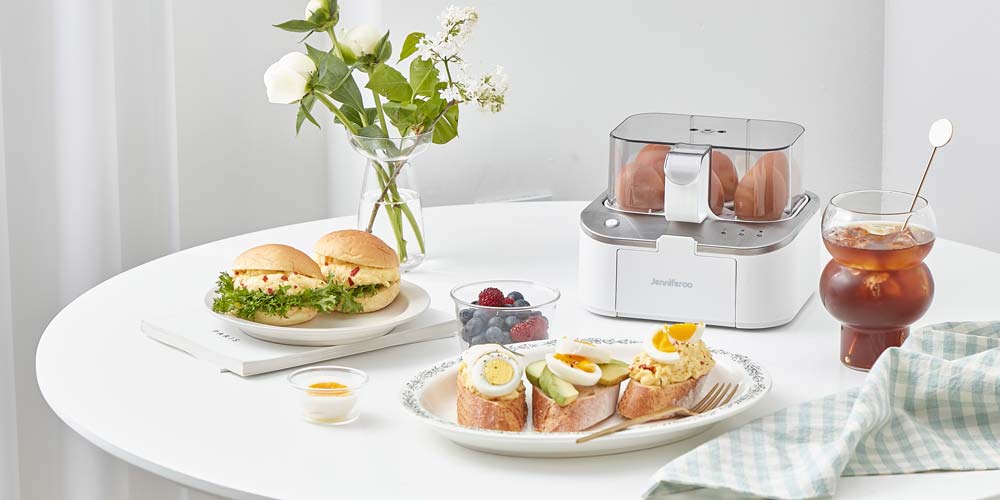 화이트 제니퍼룸 에그쿠커와 계란 요리, 샌드위치, 음료가 놓인 브런치 테이블 연출 Product photo of Jenniferroom egg cooker with brunch table arrangement
