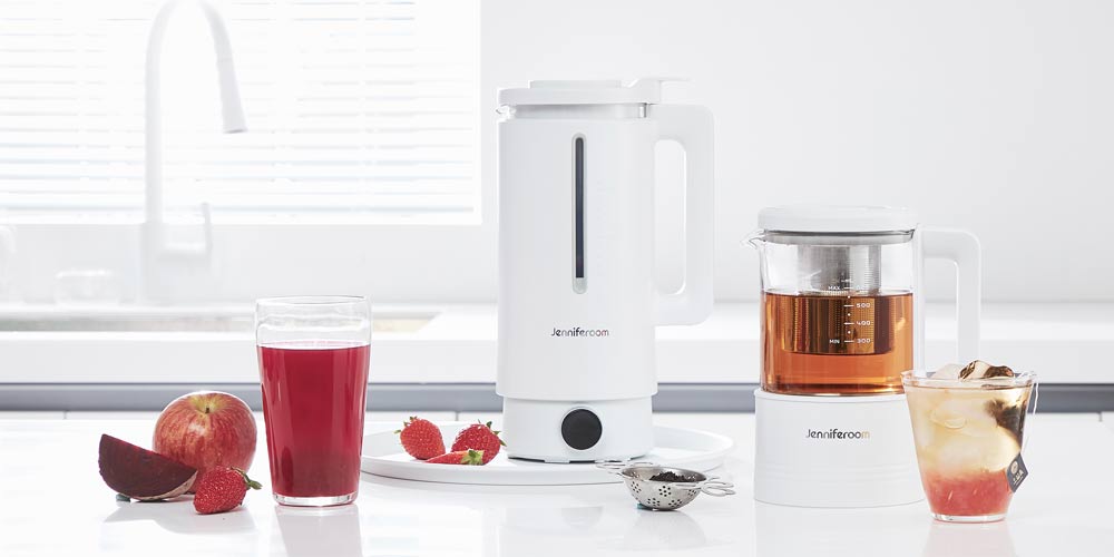 화이트 제니퍼룸 전기포트와 티메이커, 과일주스와 아이스티를 함께 연출한 주방 장면 Lifestyle kitchen scene with white Jenniferroom electric kettle and tea maker, paired with fruit juice and iced tea