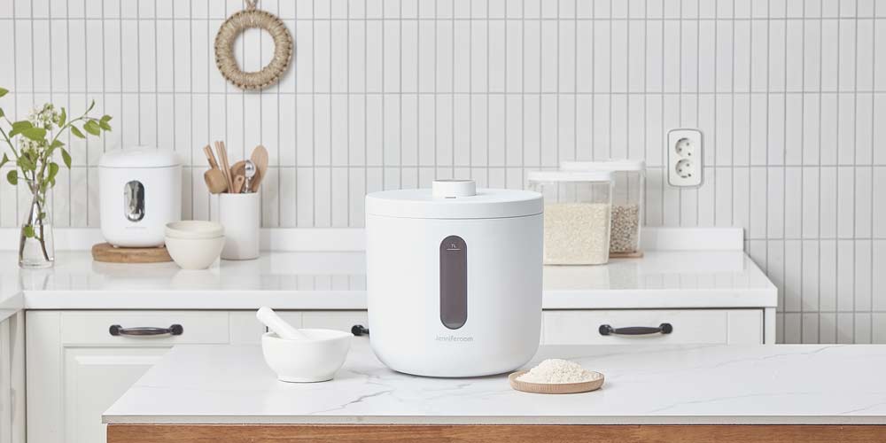 화이트 제니퍼룸 쌀통과 조리도구, 쌀과 곡물 보관 용기가 함께 배치된 주방 사진 Product photo of white Jenniferroom rice container with cooking utensils and grain storage jars in kitchen setting