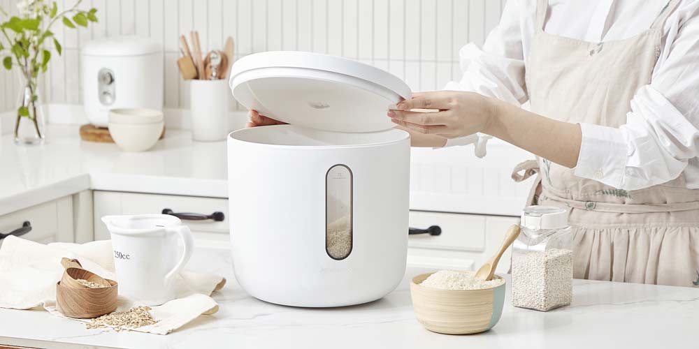 화이트 제니퍼룸 쌀통 뚜껑을 여는 주방 장면 Product photo of opening the white Jenniferroom rice container in kitchen setting