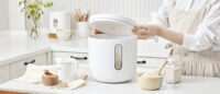 화이트 제니퍼룸 쌀통 뚜껑을 여는 주방 장면 Product photo of opening the white Jenniferroom rice container in kitchen setting