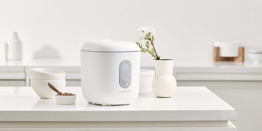 미니멀 주방에서 촬영한 제니퍼룸 화이트 전기밥솥 제품컷 Product shot of Jenniferroom white rice cooker in minimal kitchen