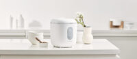 미니멀 주방에서 촬영한 제니퍼룸 화이트 전기밥솥 제품컷 Product shot of Jenniferroom white rice cooker in minimal kitchen