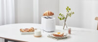 화이트 제니퍼룸 토스터와 크루아상, 계란 토스트, 우유가 놓인 아침 식사 테이블 Product shot of Jenniferroom white toaster with croissant, egg toast, and milk on breakfast table
