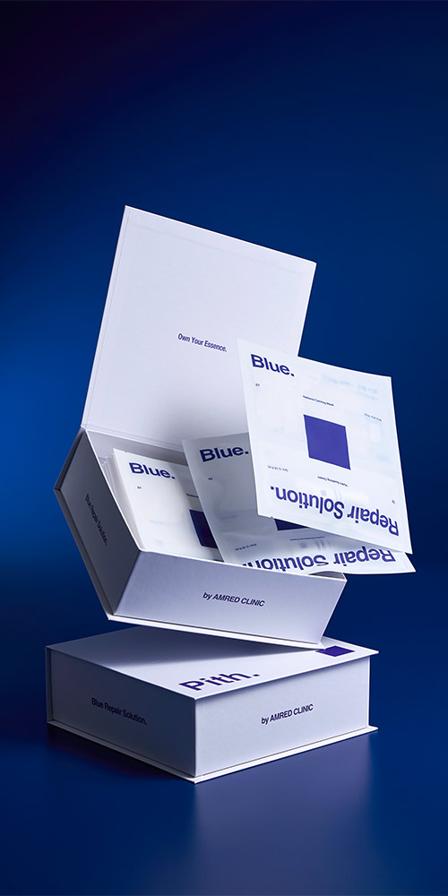 블루리페어 화이트 박스가 열리며 시트마스크 파우치들이 흘러나오는 제품 사진 Packshot showing the Blue Repair box opened with multiple sheet mask pouches flowing out in dynamic arrangement