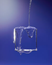 AAC 블루리페어 젤 제형이 사각 유리 오브제 위에 흐르는 장면 AAC Blue Repair gel texture flowing on a square glass object