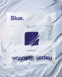 안티에이징클럽 블루리페어 시트마스크 파우치와 젤 텍스처 연출 컷 Photo of AAC Blue Repair sheet mask pouch with gel texture artistic styling