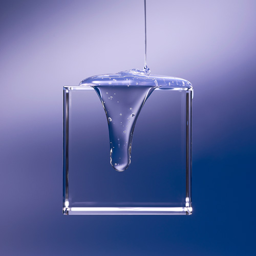 안티에이징클럽 블루리페어 투명 제형이 사각 유리 오브제에 떨어지는 장면 Transparent texture of AAC Blue Repair dripping into a glass square object