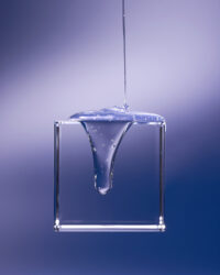 안티에이징클럽 블루리페어 투명 제형이 사각 유리 오브제에 떨어지는 장면 Transparent texture of AAC Blue Repair dripping into a glass square object