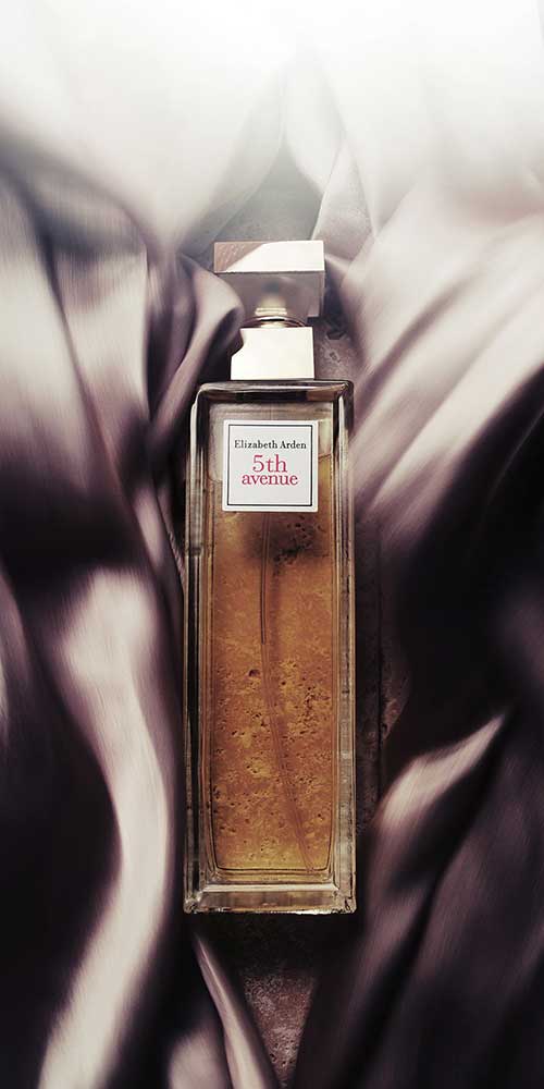 엘리자베스 아덴 5th Avenue 향수 병 사진 Elizabeth Arden 5th Avenue perfume bottle on fabric