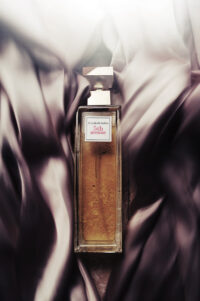 엘리자베스 아덴 5th Avenue 향수 병 사진 Elizabeth Arden 5th Avenue perfume bottle on fabric