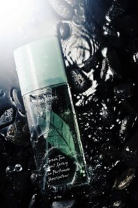 물방울과 물결 위에 놓인 엘리자베스 아르덴 그린티 향수 Elizabeth Arden Green Tea perfume bottle on dark watery background