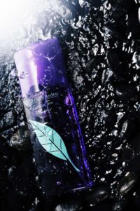 엘리자베스 아덴 그린 티 라벤더 향수 병이 물결과 함께 촬영된 제품 이미지 Elizabeth Arden Green Tea Lavender perfume bottle shot with dynamic water splash effect