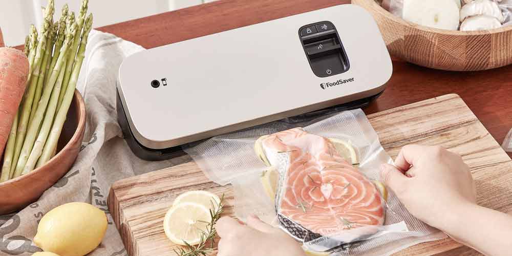 푸드세이버 진공포장기로 연어를 포장하는 장면 Sealing salmon with a FoodSaver vacuum sealer