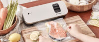 푸드세이버 진공포장기로 연어를 포장하는 장면 Sealing salmon with a FoodSaver vacuum sealer