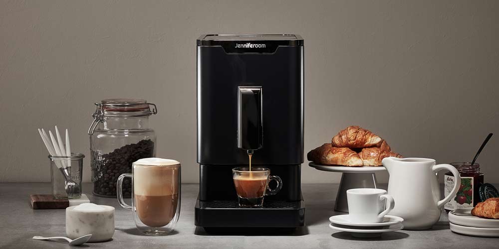 제니퍼룸 커피머신에서 에스프레소를 추출하고 크루아상과 함께 놓인 장면 Jenniferroom coffee machine making espresso served with croissants
