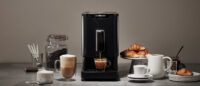 제니퍼룸 커피머신에서 에스프레소를 추출하고 크루아상과 함께 놓인 장면 Jenniferroom coffee machine making espresso served with croissants