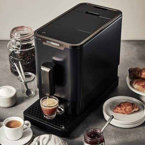 제니퍼룸 커피머신에서 에스프레소를 추출하는 장면, 크루아상과 잼, 커피와 함께 Jenniferroom coffee machine brewing espresso, served with croissants, jam, and coffee