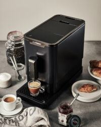 제니퍼룸 커피머신에서 에스프레소를 추출하는 장면, 크루아상과 잼, 커피와 함께 Jenniferroom coffee machine brewing espresso, served with croissants, jam, and coffee