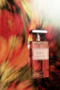 붉은 배경 속 랑방 잔느 향수 병 클로즈업 이미지 Close-up image of Lanvin Jeanne perfume bottle on a vivid red background