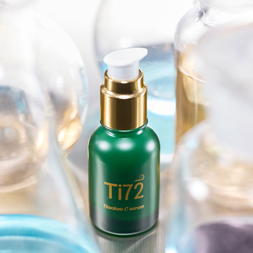 실험실 유리병 사이에 배치된 휴메디컬 TI72 비타민C 세럼 제품 사진 Humedical TI72 Vitamin C serum placed among laboratory glassware