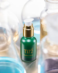 실험실 유리병 사이에 배치된 휴메디컬 TI72 비타민C 세럼 제품 사진 Humedical TI72 Vitamin C serum placed among laboratory glassware