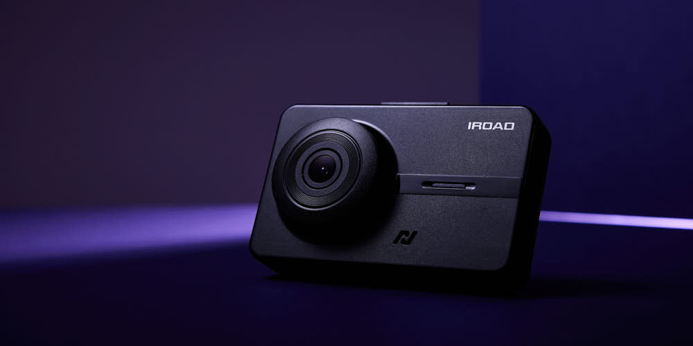 아이로드 블랙박스가 유리 받침대 위에서 공중에 떠 있는 듯 연출된 사진 IROAD blackbox floating above glass pedestal with neon pink and blue lighting