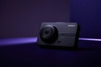 아이로드 블랙박스가 유리 받침대 위에서 공중에 떠 있는 듯 연출된 사진 IROAD blackbox floating above glass pedestal with neon pink and blue lighting