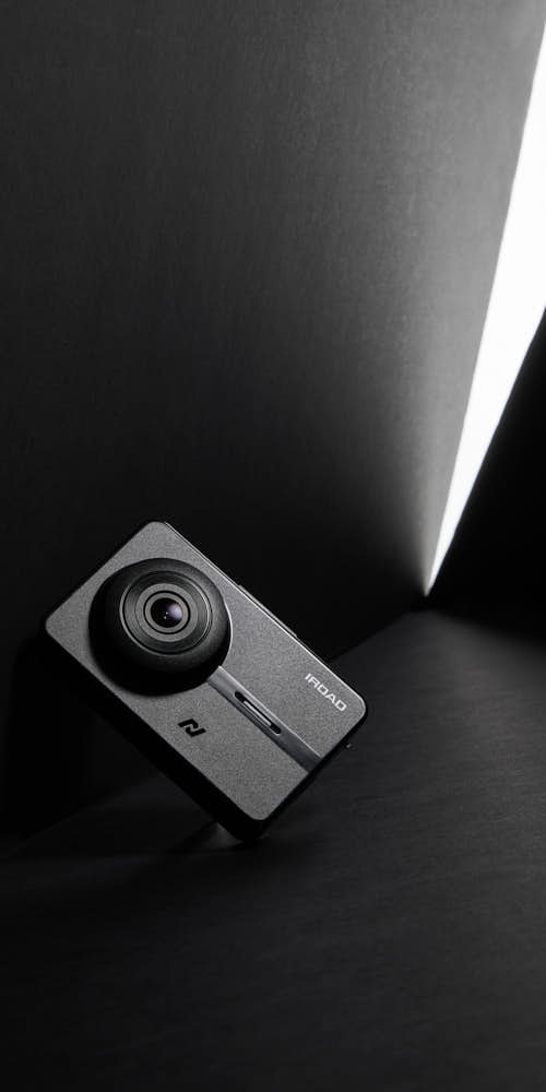 블랙 배경에서 촬영된 아이로드 블랙박스 제품 이미지 IROAD dashcam product photo on modern black background