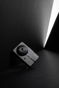 블랙 배경에서 촬영된 아이로드 블랙박스 제품 이미지 IROAD dashcam product photo on modern black background