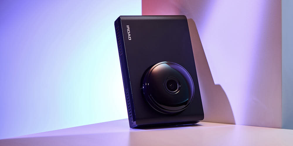 IROAD 블랙박스가 블루와 핑크 톤의 조명 아래에서 입체적으로 표현된 제품 사진 IROAD dashcam highlighted with dramatic blue and pink lighting, emphasizing modern design