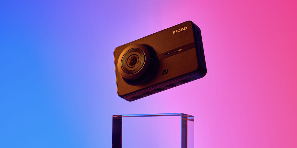 컬러 조명 속에 연출된 IROAD NX1000 블랙박스 제품 사진 Product photo of IROAD NX1000 dashcam styled with pink and blue lighting