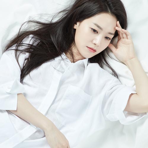 화이트 셔츠를 입은 모델과 함께한 라보에이치 탈모 완화 트리트먼트 컨셉 사진 LABO-H hair loss treatment product concept shoot with model in white shirt