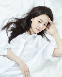 화이트 셔츠를 입은 모델과 함께한 라보에이치 탈모 완화 트리트먼트 컨셉 사진 LABO-H hair loss treatment product concept shoot with model in white shirt