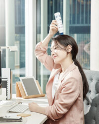 사무실에서 라보에이치 두피 토닉을 사용하는 장면 Office usage of Amorepacific Labo-H scalp tonic