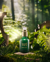 숲속 배경에 놓인 휴메디컬 Ti72 앰플 제품 사진 Humedical Ti72 ampoule placed in a forest setting product photo