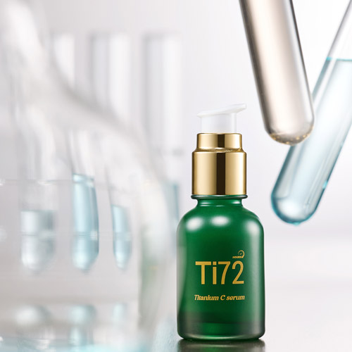 휴메디컬 Ti72 앰플과 시험관이 있는 실험실 분위기 제품 사진 Humedical Ti72 ampoule with test tubes in a laboratory setting