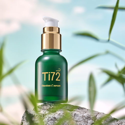 바위 위에 놓인 휴메디컬 Ti72 앰플, 하늘과 식물 배경 Humedical Ti72 ampoule on rock with sky and plants background