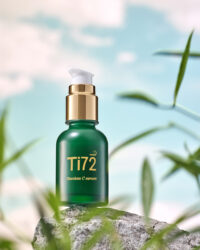바위 위에 놓인 휴메디컬 Ti72 앰플, 하늘과 식물 배경 Humedical Ti72 ampoule on rock with sky and plants background