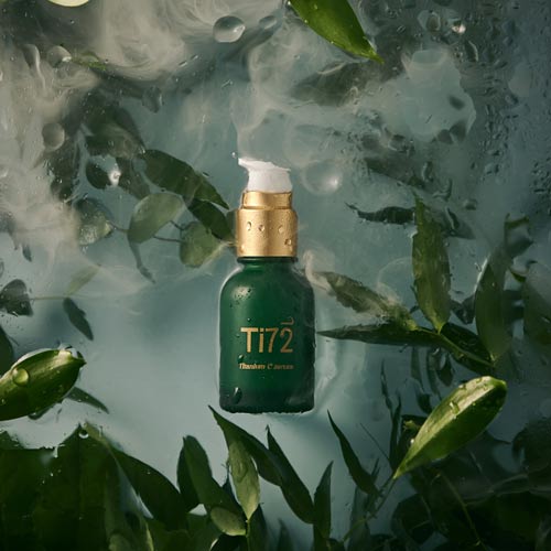 숲과 물 위에 놓인 휴메디컬 Ti72 앰플 사진 Humedical Ti72 serum bottle placed in a forest and water scene