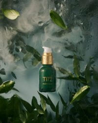 숲과 물 위에 놓인 휴메디컬 Ti72 앰플 사진 Humedical Ti72 serum bottle placed in a forest and water scene